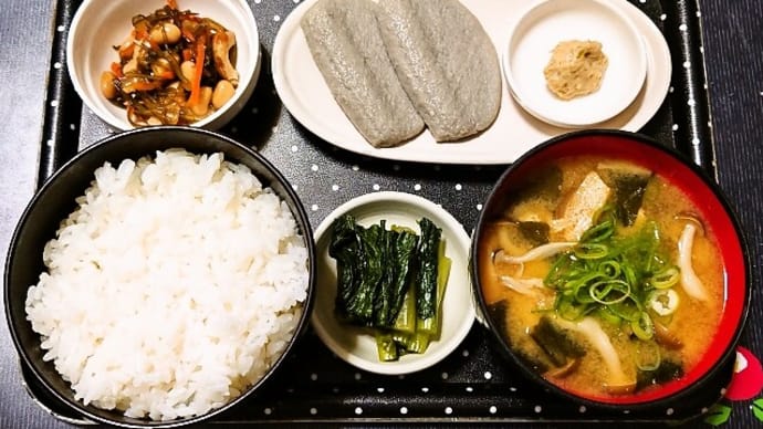 家で朝ご飯(新米・富山県産にこまるに黒はんぺん・わさび漬け、切り昆布煮、しめじのみそ汁、野沢菜漬)(2023年12月6日)