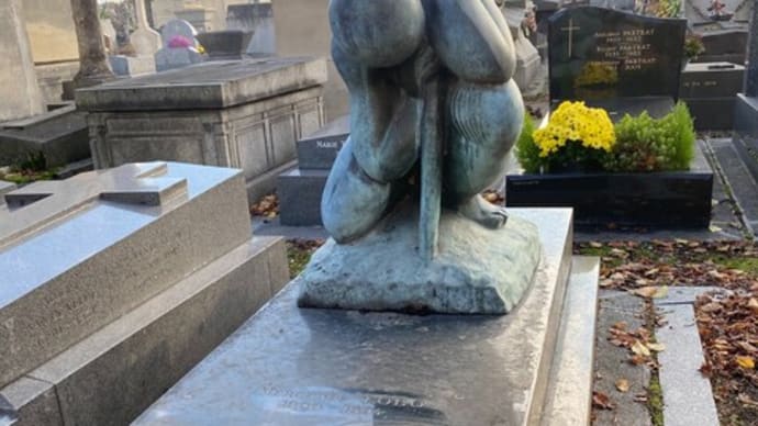 墓碑に込める思い　モンパルナス墓地　パリ