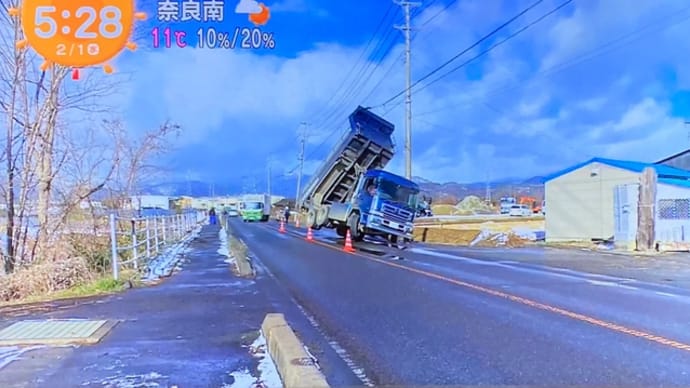 福島でヴォケがダンプのベッセルを上げっ放しで走行して電線を切断