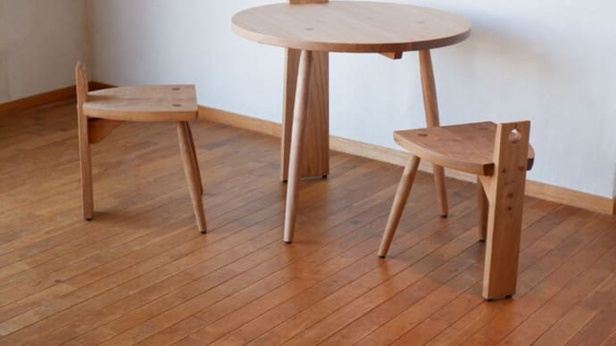 クルミのティーテーブルと小さな背もたれの椅子