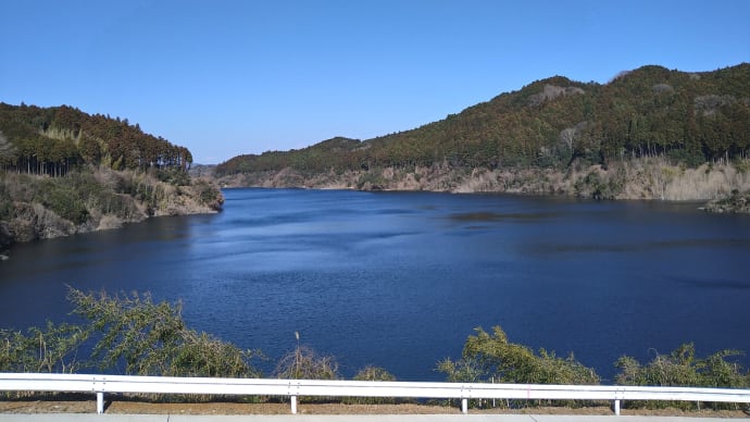 川上ダム、なみなみと湛える姿