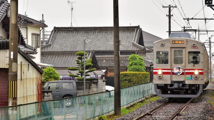 塔屋立つ　そぼ降る雨の　名駅舎。