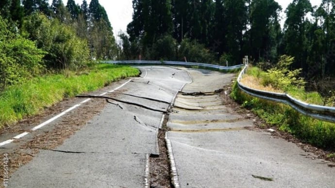地震後ゆがみ変形した道路画像　Adobestockだけでも72枚目