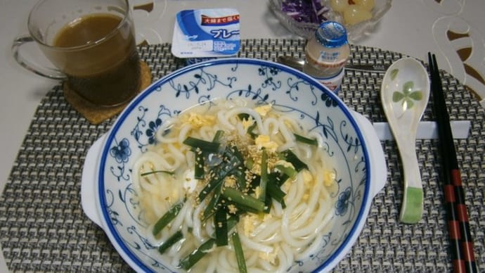 朝からニラ玉うどん(雲隠れの富士山と一碧湖)