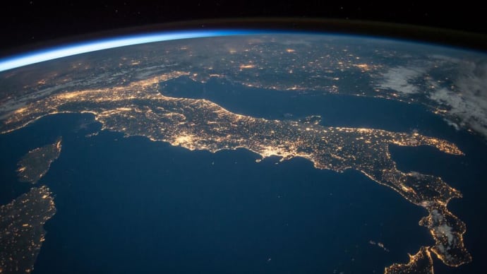 宇宙から見たイタリアの画像