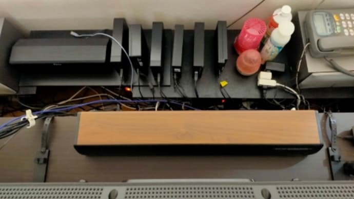 リビングの液晶テレビにサウンドバーを付けます
