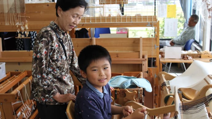 お祖母さんと手織り体験に来ました。　竹島クラフトセンター