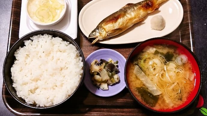 家で朝ごはん(ごはんは高知県産コシヒカリ、鮎の塩焼き、ひきわり納豆、大根とわかめのみそ汁、貝わさび)(2024年6月3日)