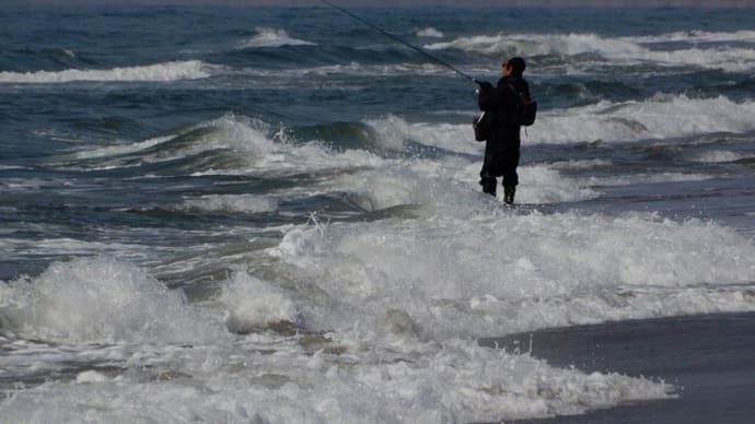 海に浸かって釣る人