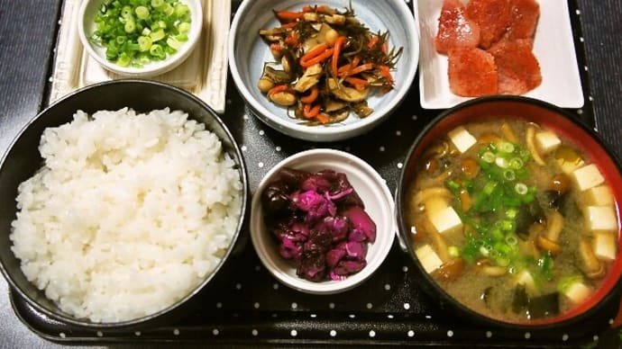 家で朝ご飯(新米・茨城県産コシヒカリに辛子明太子、切り昆布煮、納豆、なめこ汁、赤しば漬)(2021年12月29日)