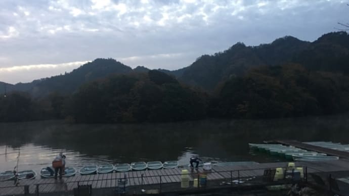 何かの前触れか？　雲に月