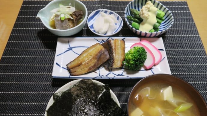 ニシンの塩麹焼きとアスパラと味噌汁、炊屋食堂の田舎定食・・・田舎の味。