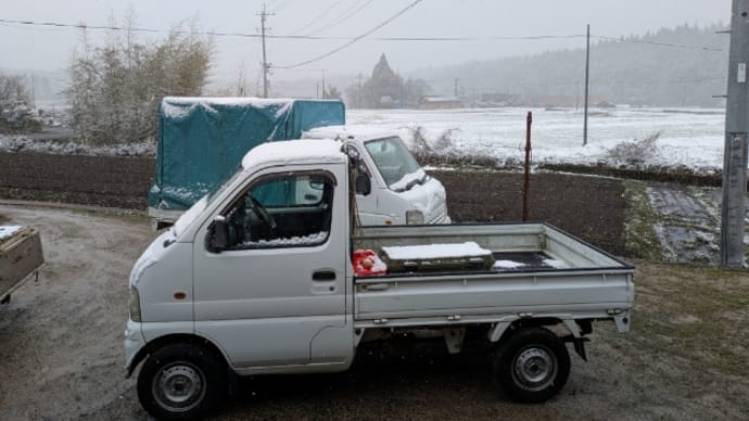 雪の中作業
