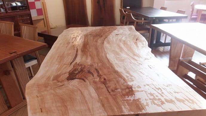 ３３６、一枚板テーブルを家族の集まる場所に。木のテーブルの役割は？。一枚板と木の家具の専門店エムズファニチャーです。