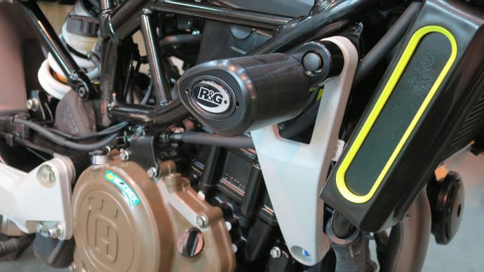 Husqvarna SVARTPILEN 250 に安全装備を付けました!ドラレコとフレームスライダー!