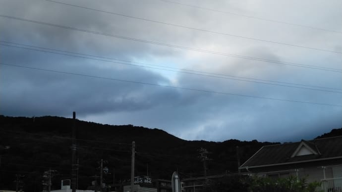 今日の空　本日2回目のブログ　頭の回路がねじれ放題