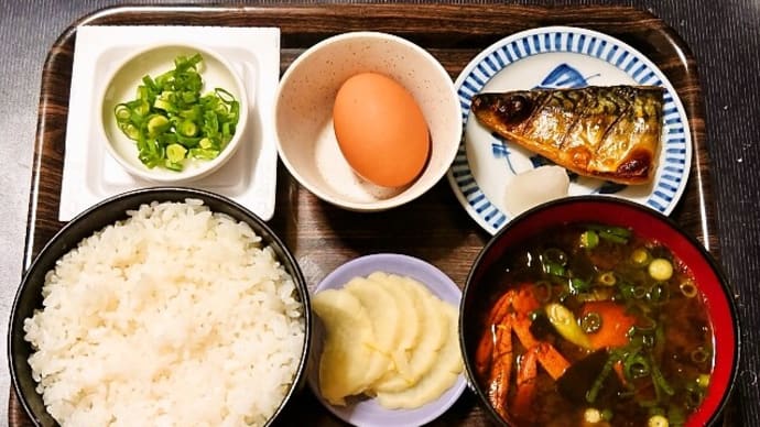 家で朝ごはん(ごはんは高知県産コシヒカリ、焼きさば、生卵、納豆、赤だしのカニ汁、ゆず大根)(2024年6月7日)