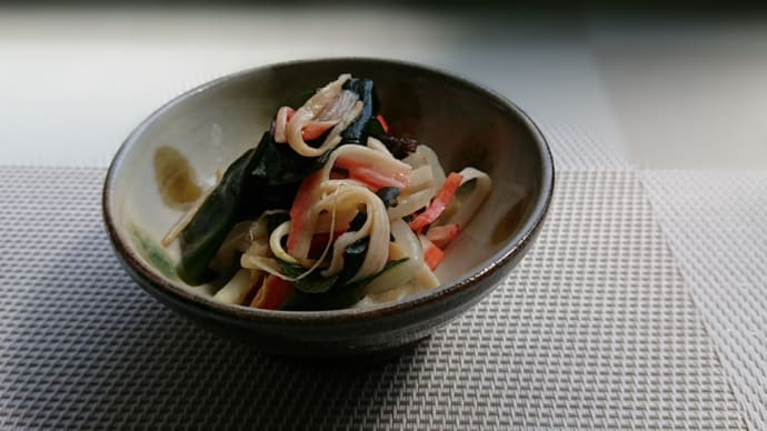 ワカメとモヤシの中華風酢の物。