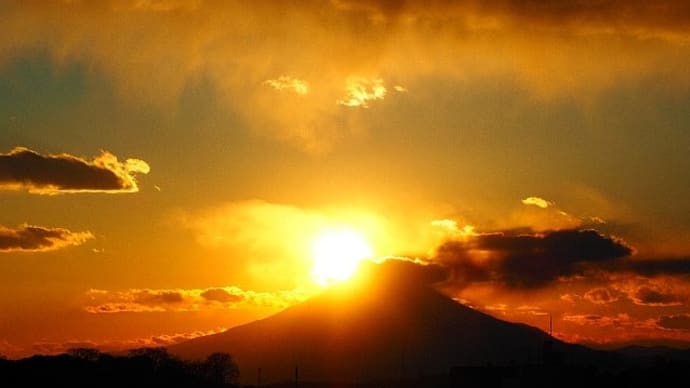富士の山頂付近に沈む夕陽