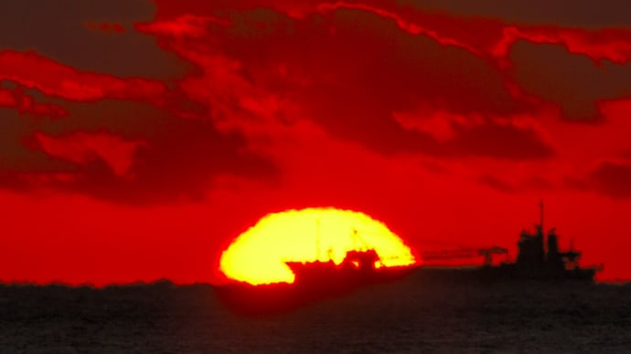 海からの日の出 + 今朝の御宿 20/12/11