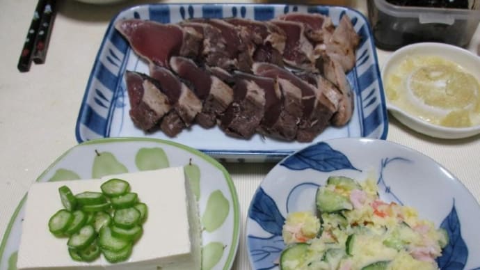 質素に少量 今日も元気 「カツオのたたき」、「カレイの干物」、「海老の唐揚げ」、「ブリ大根」