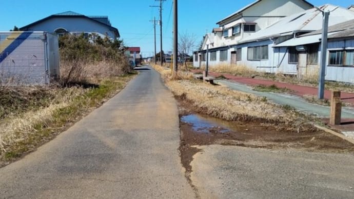九十九里鐵道廃線跡。その4。県道脇を通る。田植えの準備・水田。線路のデザイン。荒生(あらおい)駅跡? 九十九里町から東金市へ。遊歩道から堤上の細道を。(「銚子往還」をゆく。番外編。)