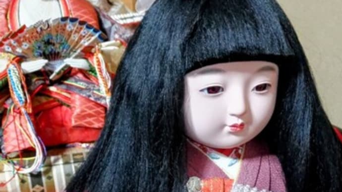 親子2代の親王雛飾りその3 番外編~市松人形とひな祭りのお菓子~