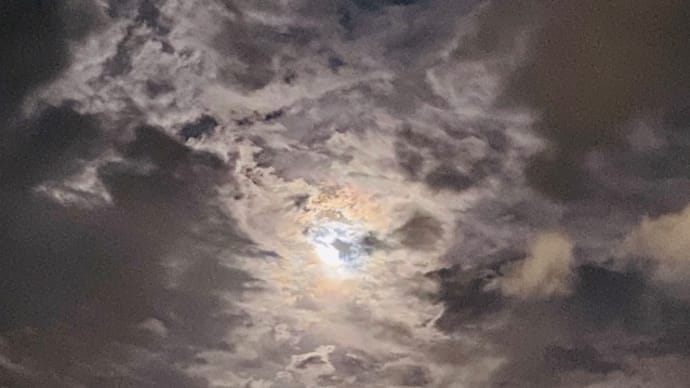 嵐の夜の満月