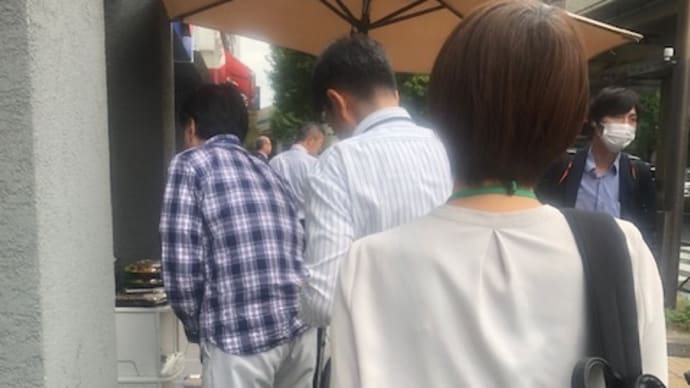 火曜日ランチは,洋食冨久美の豚肉の生姜焼とイカフライ弁当