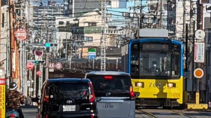 通天閣と路面電車 スマホで撮影♫