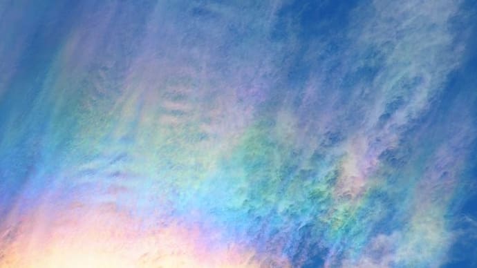 朝空に輝く五色の彩雲！