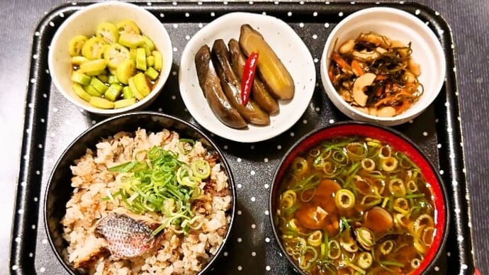 家で朝ごはん(ハチビキの炊き込みご飯に赤だしのしじみ汁、切り昆布煮、なすのぺちゃら漬、白オクラポン酢)(2023年7月28日)
