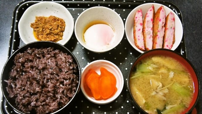 家で朝ご飯(黒米入りご飯にねぎ生姜天、温泉卵、土佐の赤かつお、小松菜とキノコの味噌汁、生姜のみそ漬)(2022年6月24日)