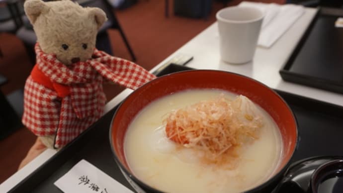 祇園の南座にある「虎屋　菓寮」でも、白みそ雑煮食べました。限定の品もいろいろ揃ってます。