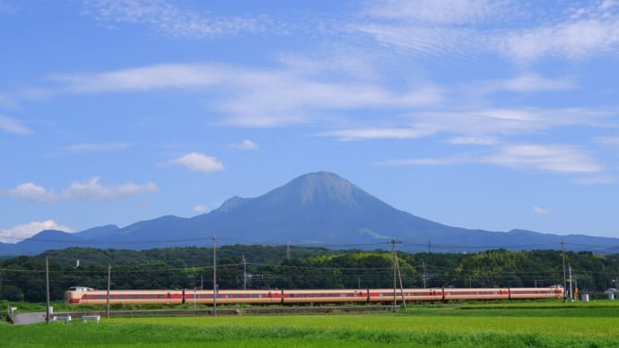 大山をバックに炎天下を疾走する特急やくも