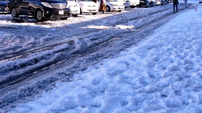 大雪の名神高速道路 草津PA