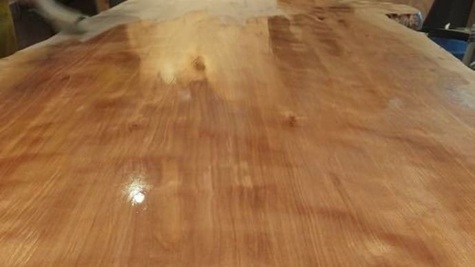 １０６３、赤みの張った表情豊かなカバの木の一枚板をオイル仕上げ。一枚板と木の家具の専門店エムズファニチャーです。