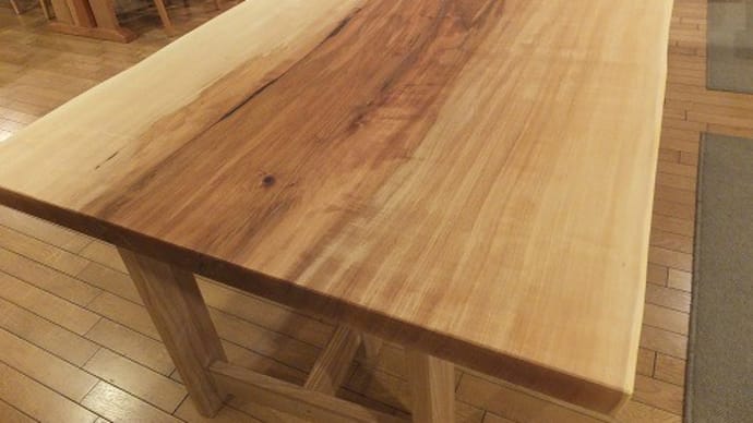 ２６９、【お知らせ】新作一枚板テーブルオイル仕上げ出来ました。オイルメンテナンス注意点とは？お天気と時間が仕上がりの違いに影響する。一枚板と木の家具の専門店エムズファニチャーです。