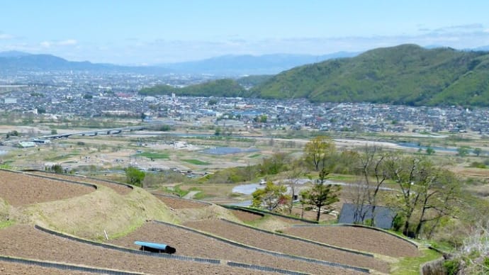 信州・・・姨捨の棚田から・・・雪の山が見える風景