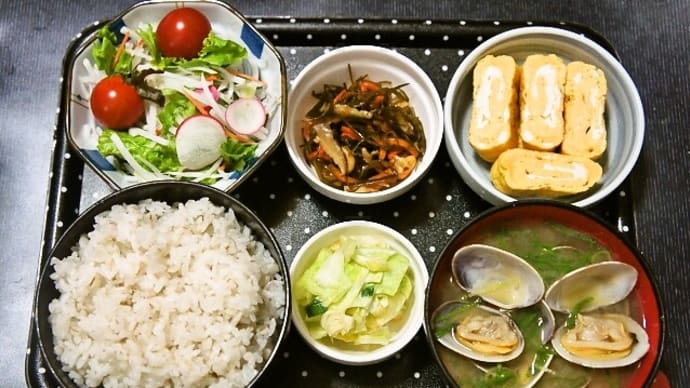 家で朝ご飯(押麦ご飯に玉子焼き、切り昆布煮、ミニトマトサラダ、あさりの味噌汁、キャベツ漬)(2022年6月1日)