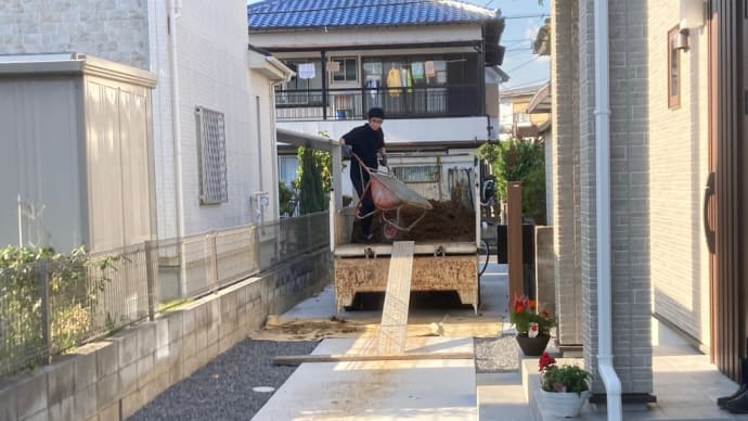 タイミー達と 庭の土をいれかえる