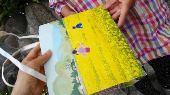 🎵　新孔版画の画家・見代ひろこさんのカレンダーでショッピングバッグを作り・・・