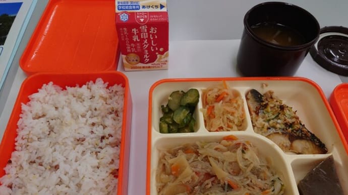 四中を視察しました=タブレットの活用と給食試食(7/6)