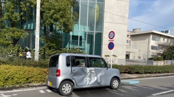 鹿児島でヴォケが軽乗用車を市電に打つける