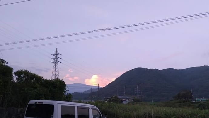 朝焼けとカエルの空