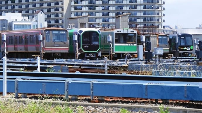 大阪メトロ400系、中央線車両並びと建設中のシルク・ドゥ・ソレイユテント(森ノ宮)