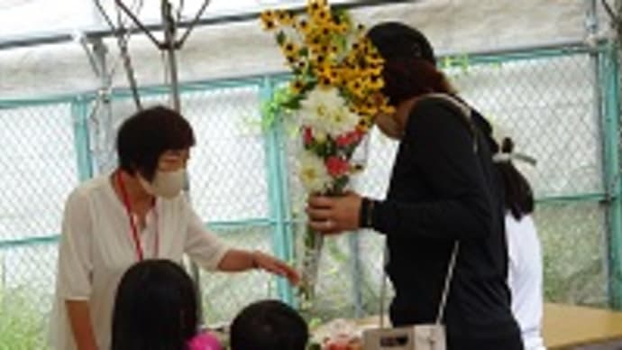 まさに晩秋 地元野菜の直売所では…