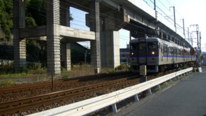 ＪＲ山陽本線・沖踏切を通過する普通列車