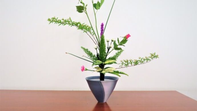 赤いバラで、春らしい立花・・スズカケと合わす