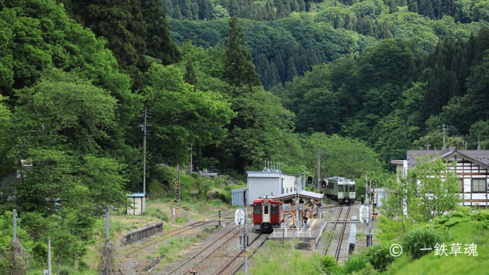 山間のローカル駅での列車交換